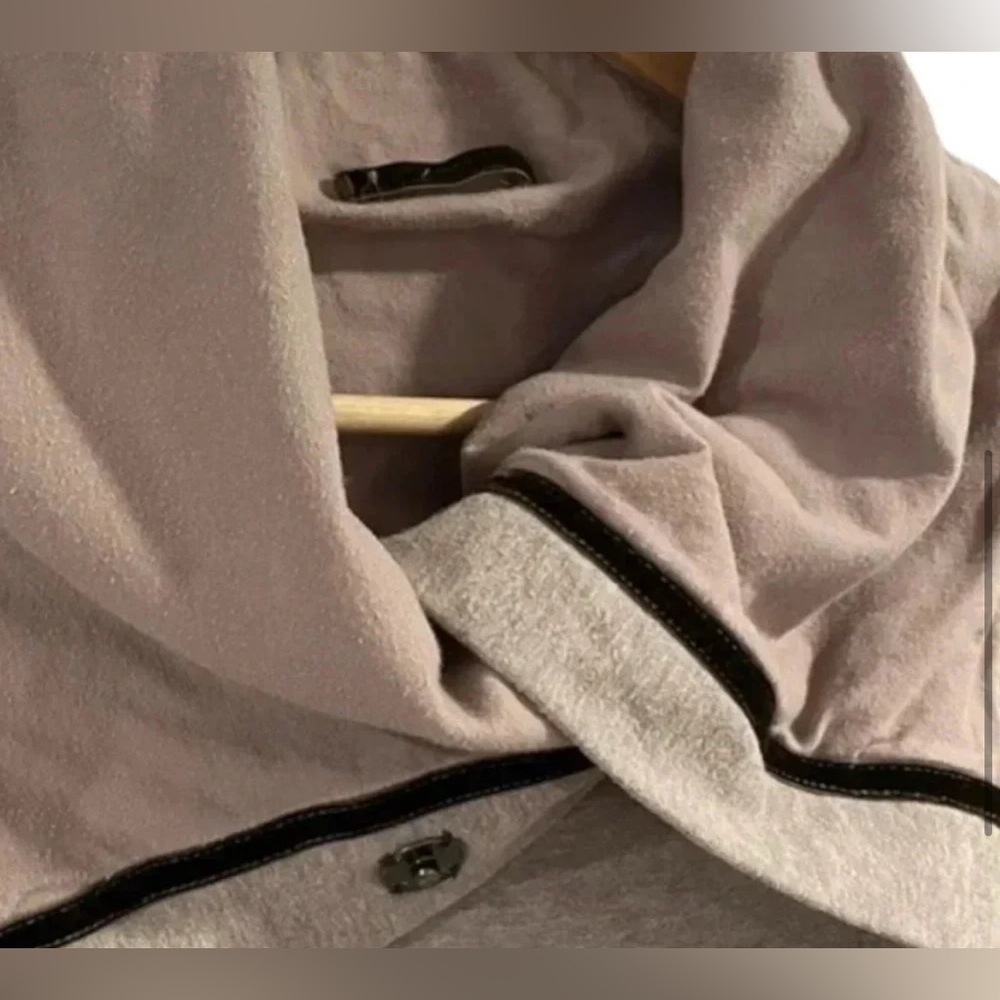 LULULEMON Savasana Stylish Beige Long-Sleeve Wrap - Picture 5 of 8